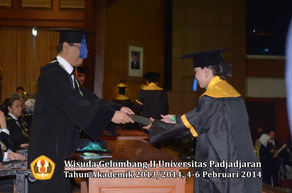 wisuda-unpad-gel-ii-ta-2013_2014-fakultas-isip-oleh-dekan-127