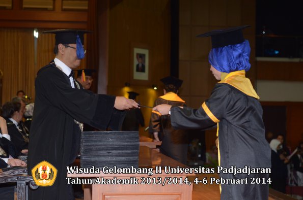 wisuda-unpad-gel-ii-ta-2013_2014-fakultas-isip-oleh-dekan-130