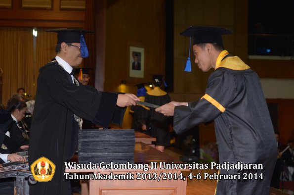 wisuda-unpad-gel-ii-ta-2013_2014-fakultas-isip-oleh-dekan-132