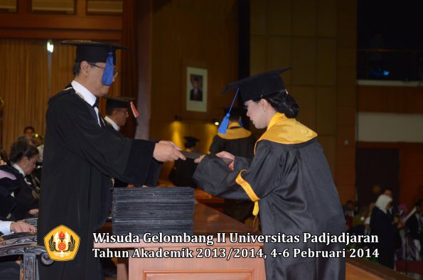 wisuda-unpad-gel-ii-ta-2013_2014-fakultas-isip-oleh-dekan-133