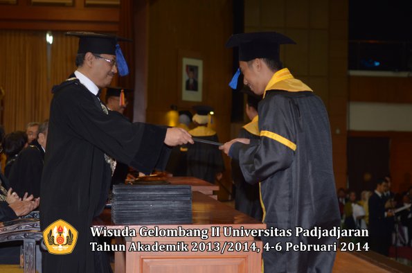 wisuda-unpad-gel-ii-ta-2013_2014-fakultas-isip-oleh-dekan-150