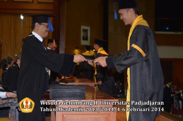 wisuda-unpad-gel-ii-ta-2013_2014-fakultas-isip-oleh-dekan-157