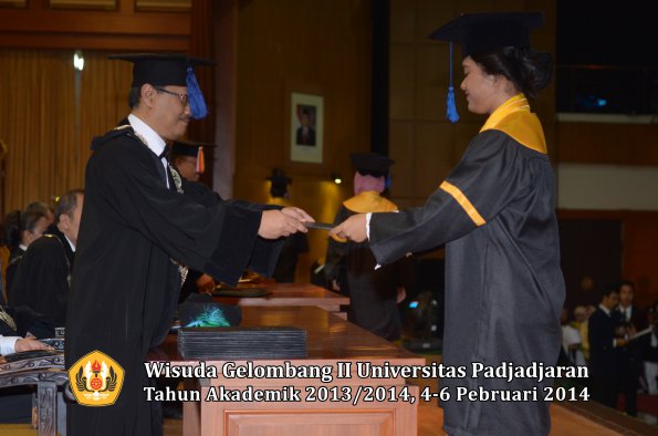 wisuda-unpad-gel-ii-ta-2013_2014-fakultas-isip-oleh-dekan-168