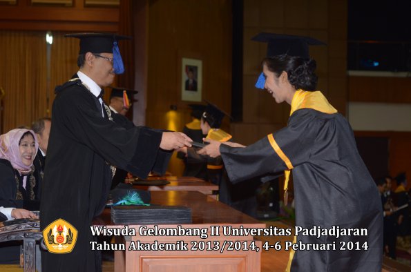 wisuda-unpad-gel-ii-ta-2013_2014-fakultas-isip-oleh-dekan-170