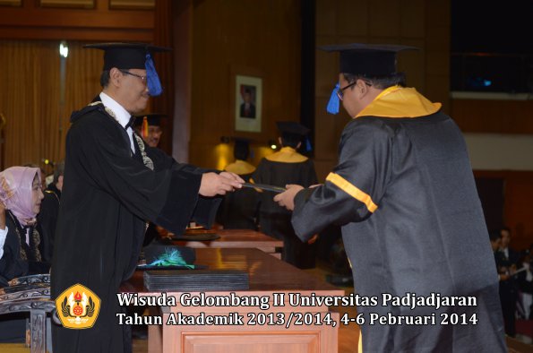 wisuda-unpad-gel-ii-ta-2013_2014-fakultas-isip-oleh-dekan-172