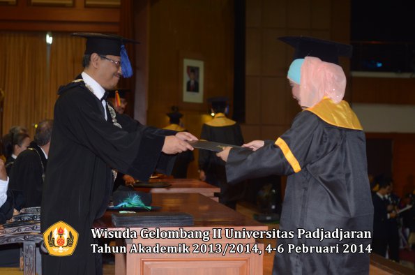 wisuda-unpad-gel-ii-ta-2013_2014-fakultas-isip-oleh-dekan-174