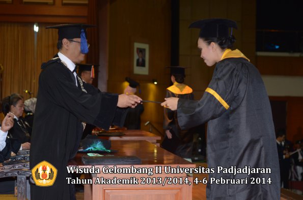 wisuda-unpad-gel-ii-ta-2013_2014-fakultas-isip-oleh-dekan-176