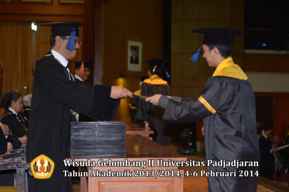 wisuda-unpad-gel-ii-ta-2013_2014-fakultas-isip-oleh-dekan-185