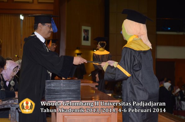 wisuda-unpad-gel-ii-ta-2013_2014-fakultas-isip-oleh-dekan-190