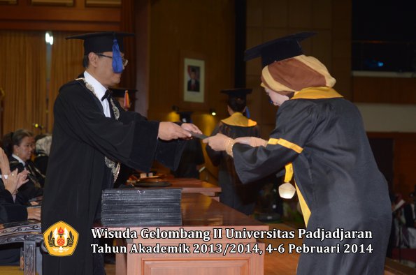 wisuda-unpad-gel-ii-ta-2013_2014-fakultas-isip-oleh-dekan-198