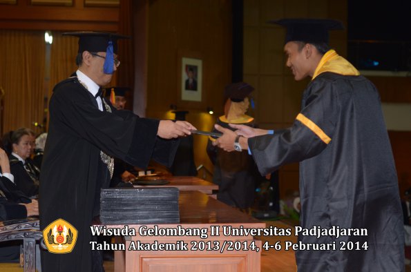 wisuda-unpad-gel-ii-ta-2013_2014-fakultas-isip-oleh-dekan-199