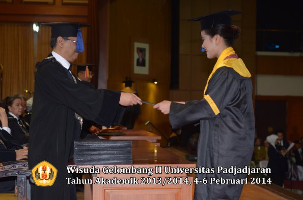 wisuda-unpad-gel-ii-ta-2013_2014-fakultas-isip-oleh-dekan-202