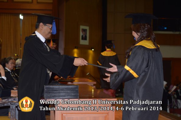 wisuda-unpad-gel-ii-ta-2013_2014-fakultas-isip-oleh-dekan-203