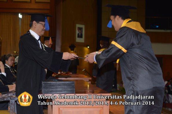 wisuda-unpad-gel-ii-ta-2013_2014-fakultas-isip-oleh-dekan-204