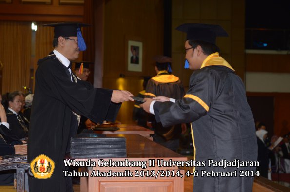 wisuda-unpad-gel-ii-ta-2013_2014-fakultas-isip-oleh-dekan-205