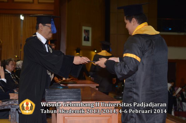 wisuda-unpad-gel-ii-ta-2013_2014-fakultas-isip-oleh-dekan-206