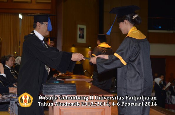 wisuda-unpad-gel-ii-ta-2013_2014-fakultas-isip-oleh-dekan-207