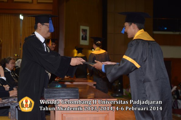 wisuda-unpad-gel-ii-ta-2013_2014-fakultas-isip-oleh-dekan-208