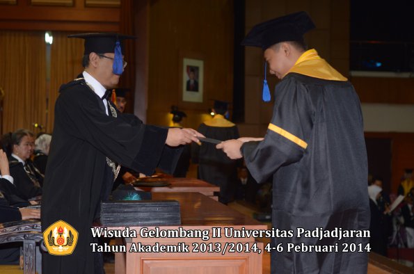 wisuda-unpad-gel-ii-ta-2013_2014-fakultas-isip-oleh-dekan-209