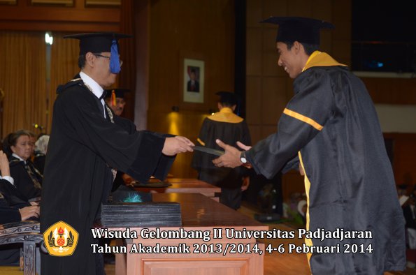 wisuda-unpad-gel-ii-ta-2013_2014-fakultas-isip-oleh-dekan-210