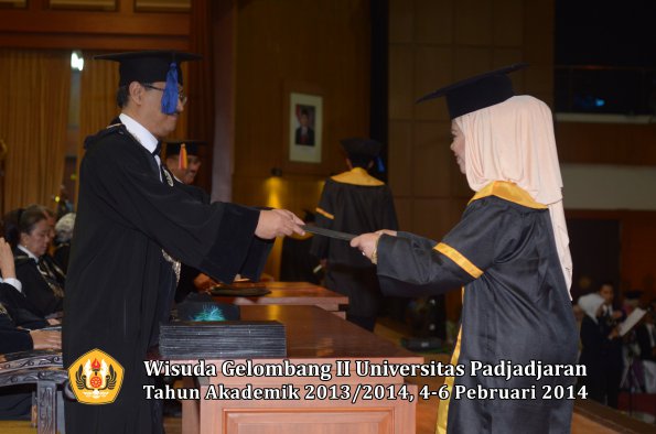 wisuda-unpad-gel-ii-ta-2013_2014-fakultas-isip-oleh-dekan-211