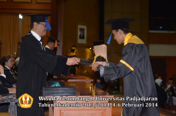 wisuda-unpad-gel-ii-ta-2013_2014-fakultas-isip-oleh-dekan-212