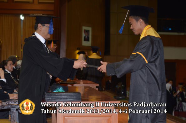 wisuda-unpad-gel-ii-ta-2013_2014-fakultas-isip-oleh-dekan-213