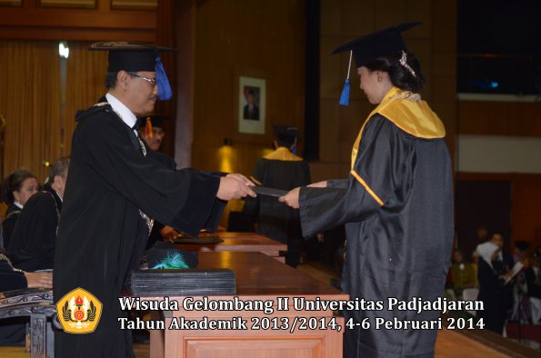 wisuda-unpad-gel-ii-ta-2013_2014-fakultas-isip-oleh-dekan-214