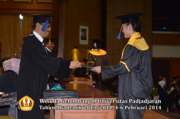 wisuda-unpad-gel-ii-ta-2013_2014-fakultas-isip-oleh-dekan-215