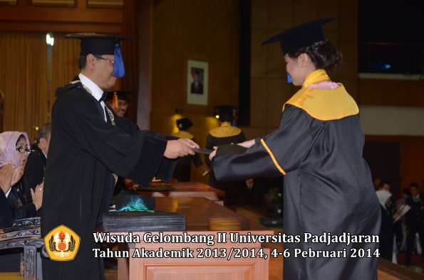 wisuda-unpad-gel-ii-ta-2013_2014-fakultas-isip-oleh-dekan-216