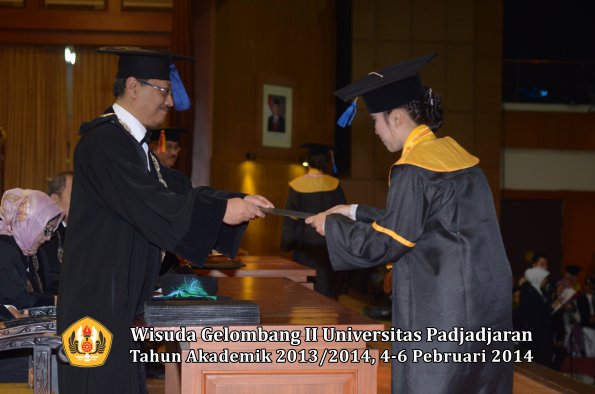 wisuda-unpad-gel-ii-ta-2013_2014-fakultas-isip-oleh-dekan-217