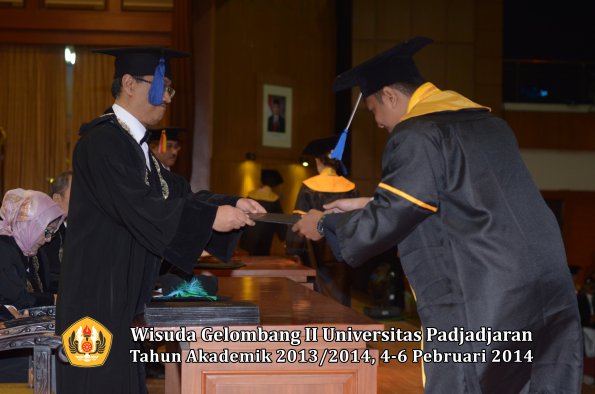 wisuda-unpad-gel-ii-ta-2013_2014-fakultas-isip-oleh-dekan-218