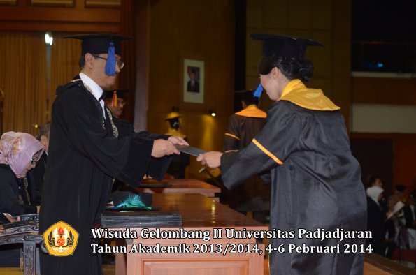 wisuda-unpad-gel-ii-ta-2013_2014-fakultas-isip-oleh-dekan-219