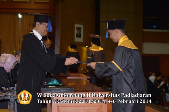 wisuda-unpad-gel-ii-ta-2013_2014-fakultas-isip-oleh-dekan-220