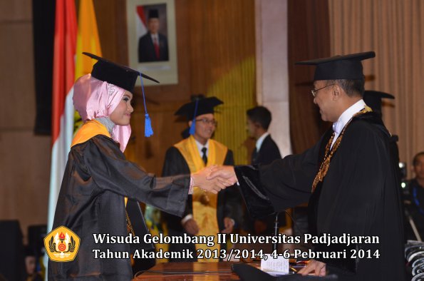 wisuda-unpad-gel-ii-ta-2013_2014-fakultas-isip-oleh-rektor-012