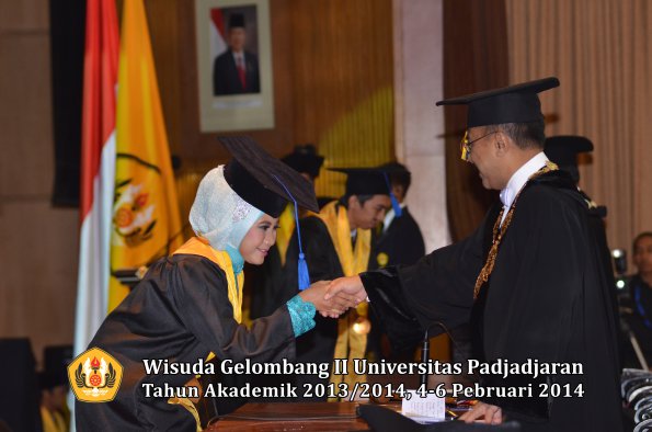 wisuda-unpad-gel-ii-ta-2013_2014-fakultas-isip-oleh-rektor-016