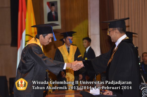 wisuda-unpad-gel-ii-ta-2013_2014-fakultas-isip-oleh-rektor-017