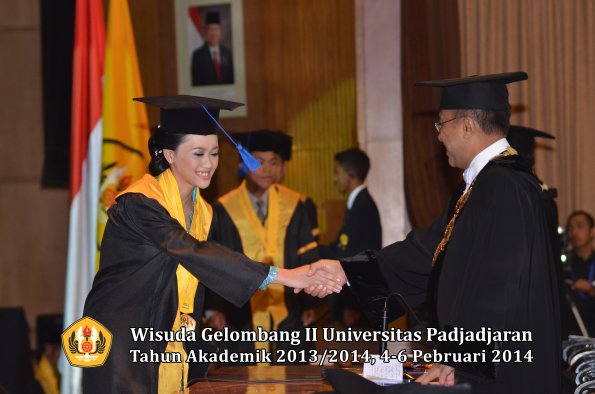 wisuda-unpad-gel-ii-ta-2013_2014-fakultas-isip-oleh-rektor-019