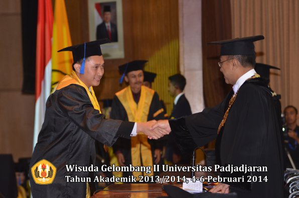 wisuda-unpad-gel-ii-ta-2013_2014-fakultas-isip-oleh-rektor-022