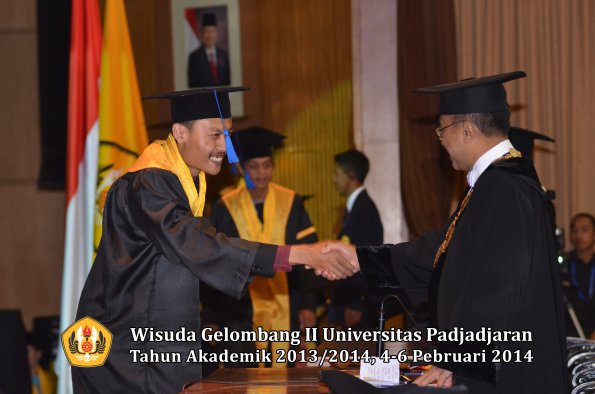 wisuda-unpad-gel-ii-ta-2013_2014-fakultas-isip-oleh-rektor-023