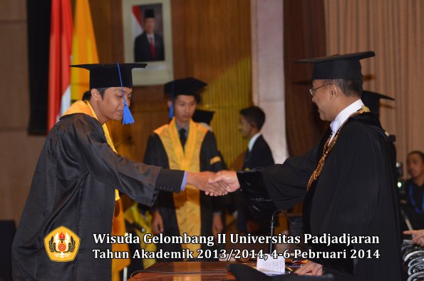 wisuda-unpad-gel-ii-ta-2013_2014-fakultas-isip-oleh-rektor-024