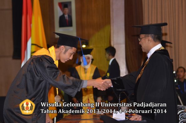 wisuda-unpad-gel-ii-ta-2013_2014-fakultas-isip-oleh-rektor-025