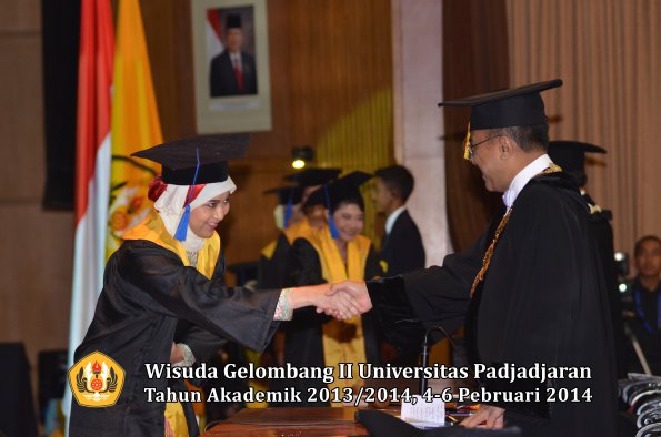 wisuda-unpad-gel-ii-ta-2013_2014-fakultas-isip-oleh-rektor-026