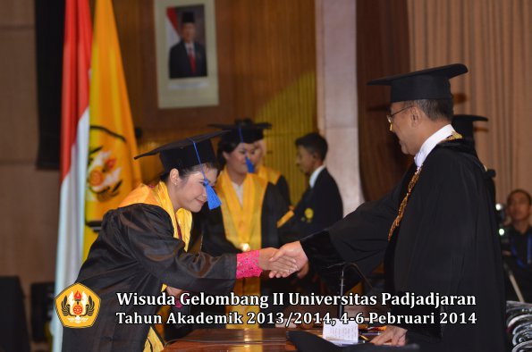 wisuda-unpad-gel-ii-ta-2013_2014-fakultas-isip-oleh-rektor-027