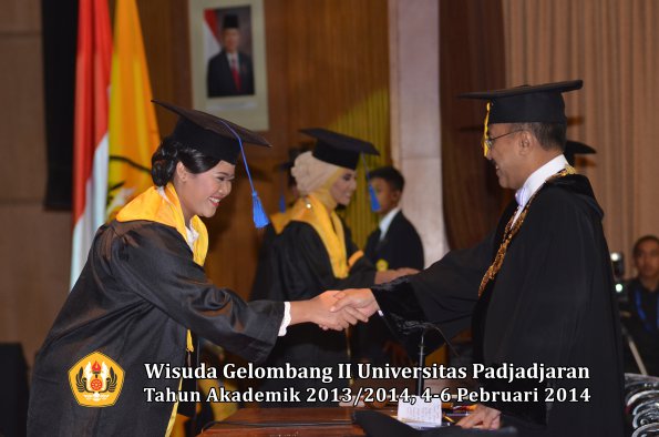 wisuda-unpad-gel-ii-ta-2013_2014-fakultas-isip-oleh-rektor-028