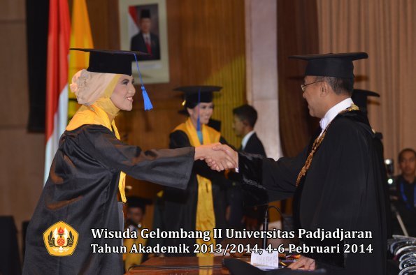 wisuda-unpad-gel-ii-ta-2013_2014-fakultas-isip-oleh-rektor-029