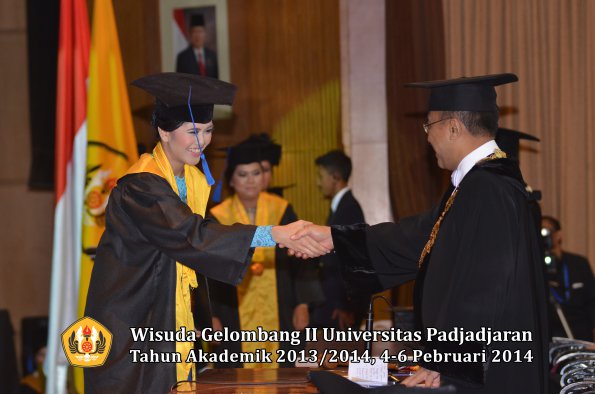 wisuda-unpad-gel-ii-ta-2013_2014-fakultas-isip-oleh-rektor-030