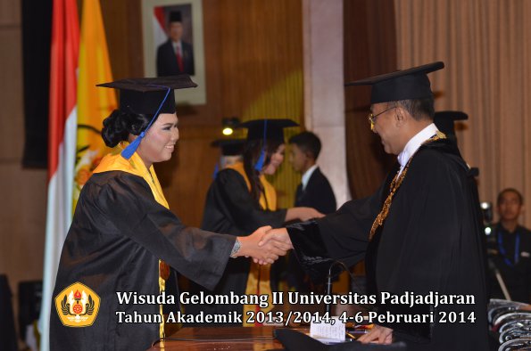 wisuda-unpad-gel-ii-ta-2013_2014-fakultas-isip-oleh-rektor-031