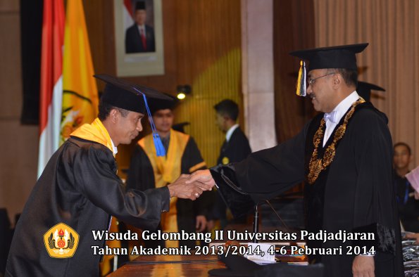 wisuda-unpad-gel-ii-ta-2013_2014-fakultas-isip-oleh-rektor-032