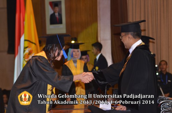 wisuda-unpad-gel-ii-ta-2013_2014-fakultas-isip-oleh-rektor-033